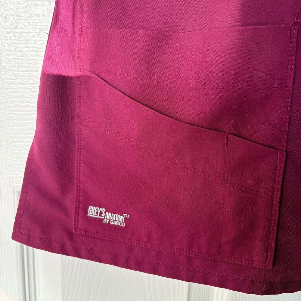 Grey’s Anatomy Scrub Set - Women’s Maroon V-neck top and Pants Medium - Picture 12 of 14